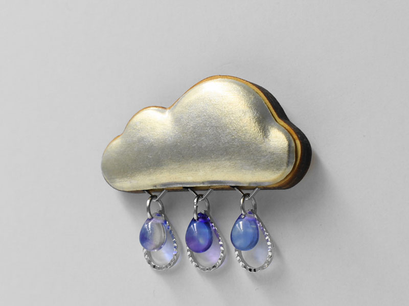 雨雲のブローチの画像(右側から撮影)