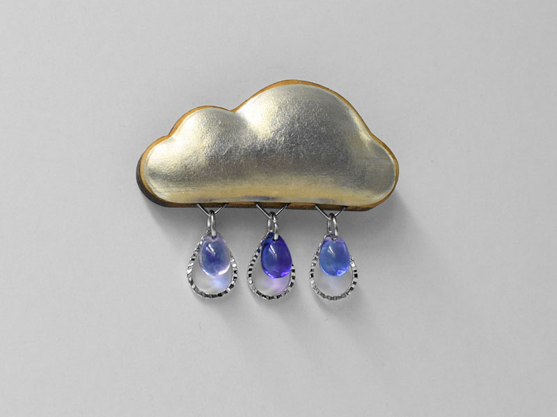 雨雲のブローチの画像(左側から撮影)