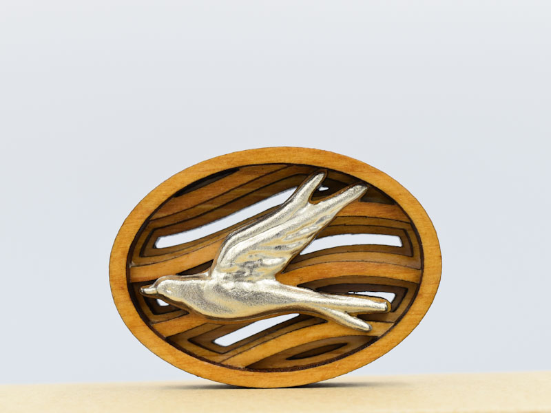 風に乗るツバメのブローチ