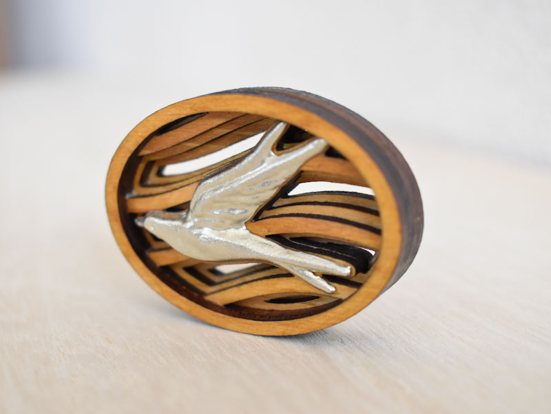 空を飛ぶツバメをモチーフとしたブローチの斜めからの画像3。