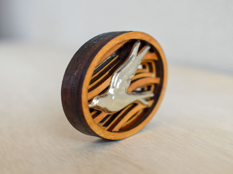 空を飛ぶツバメをモチーフとしたブローチの斜めからの画像4。