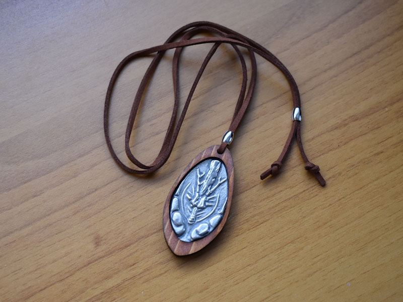 光の当たり方が異なる、雲龍のペンダントの画像