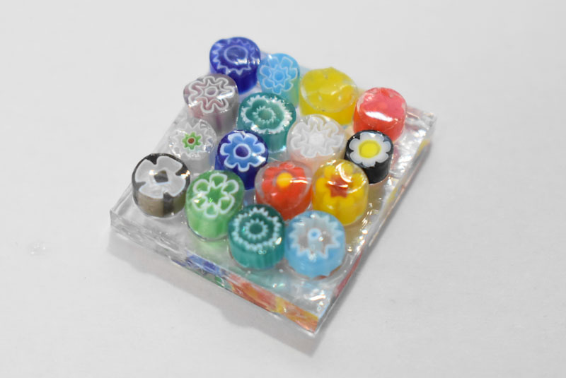 板ガラスにミルフィオリを配置した画像