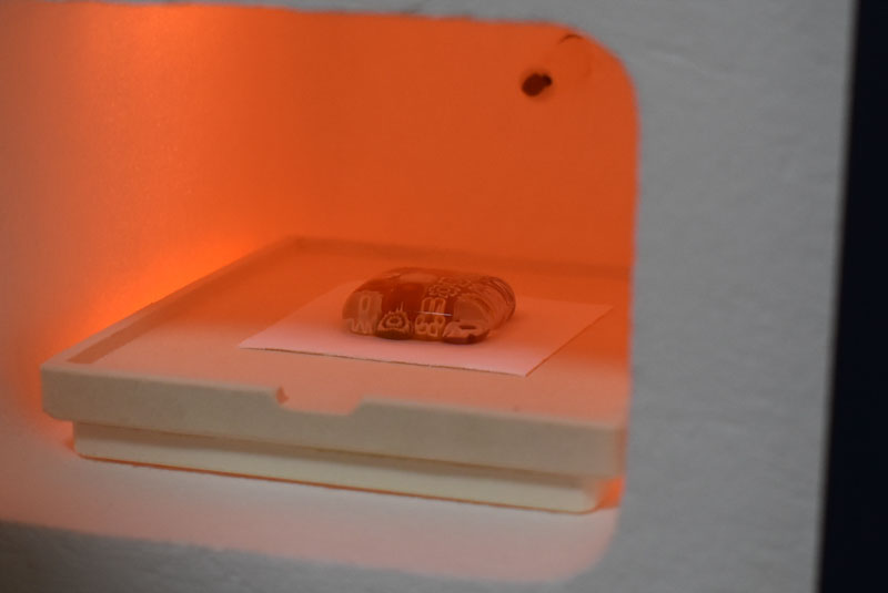 焼成中のガラス作品の画像