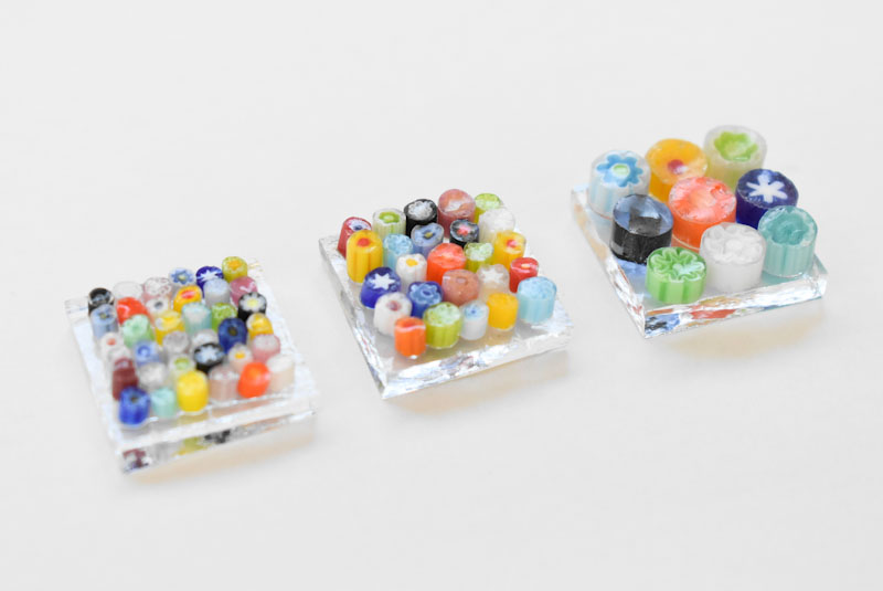 2 mm、3 mm、6 mmのミルフィオリをそれぞれ2 cm四方のガラスに並べた画像