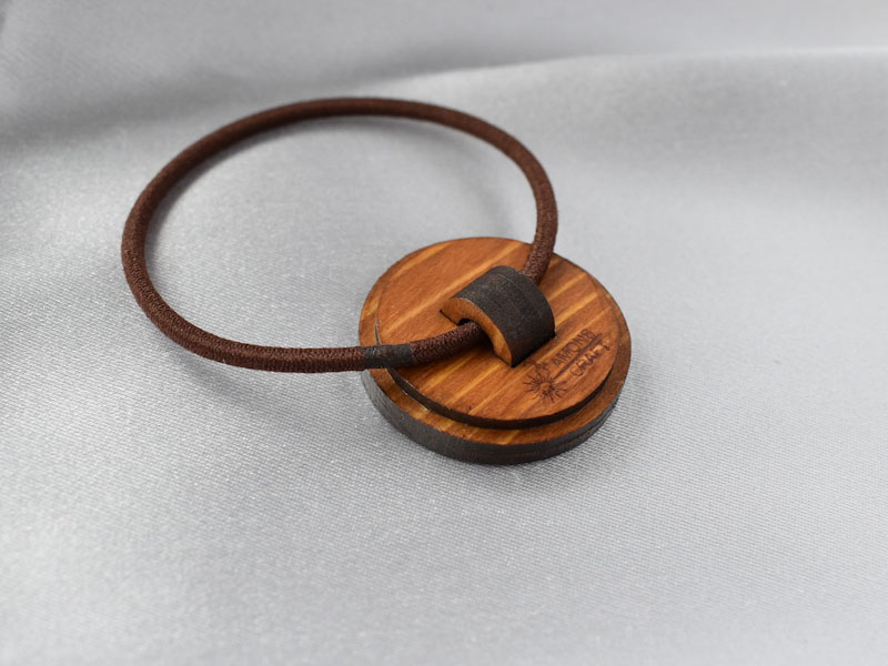 ヘアゴムの木製フレームの画像