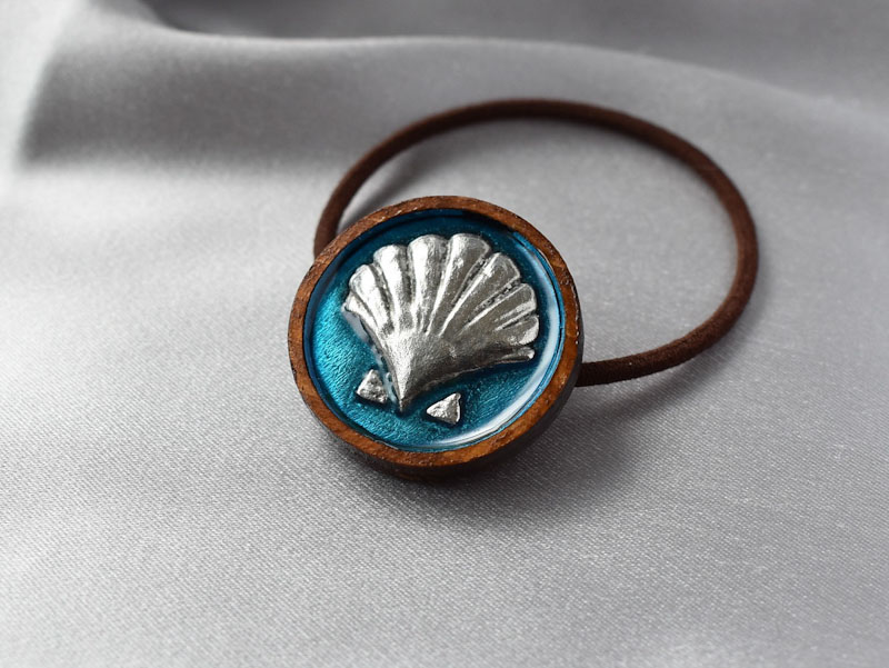 錫の貝殻ヘアゴムの画像