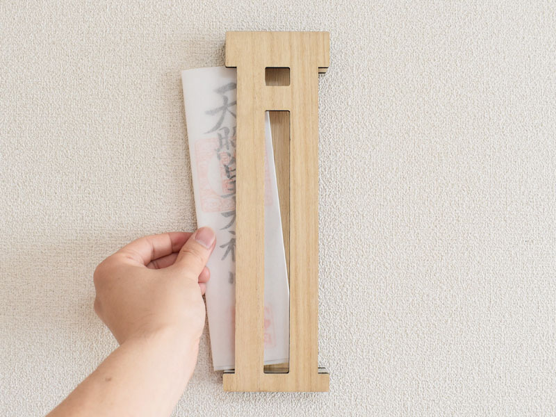 鳥居の神棚の画像3（お神札を入れる様子）